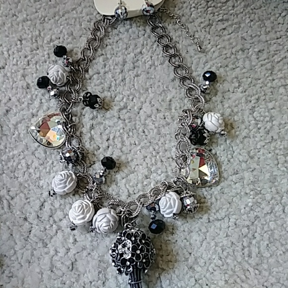 Necklace and earrings - Picture 3 of 4